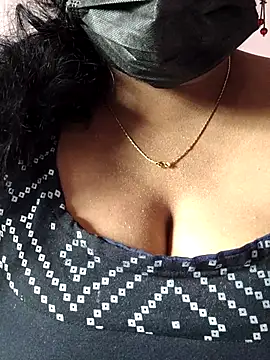 Snapshot of mallu-sumi chatting on 11/28/25, 04:12 mallu-sumi online show from 11/28/25, 04:12