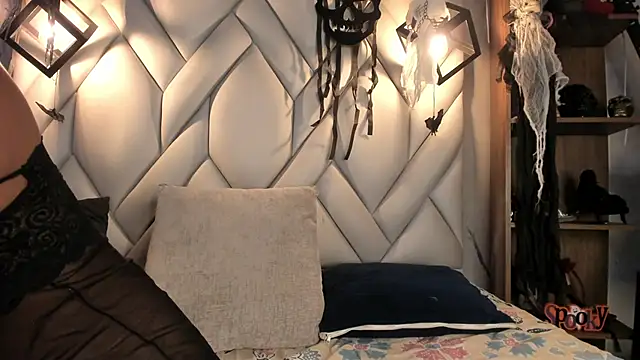 Snapshot of kristakinnky chatting on 10/20/25, 02:28 kristakinnky online show from 10/20/25, 02:28