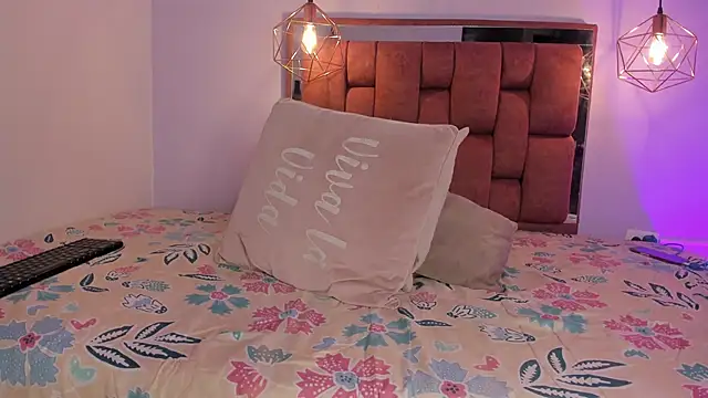 Snapshot of kristakinnky chatting on 11/11/25, 01:39 kristakinnky online show from 11/11/25, 01:39