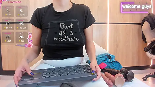 adela chase online show from 11/11/25, 01:44