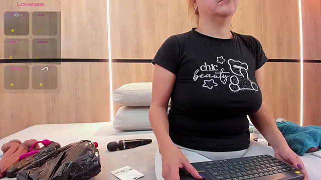 adela chase online show from 10/31/25, 03:03