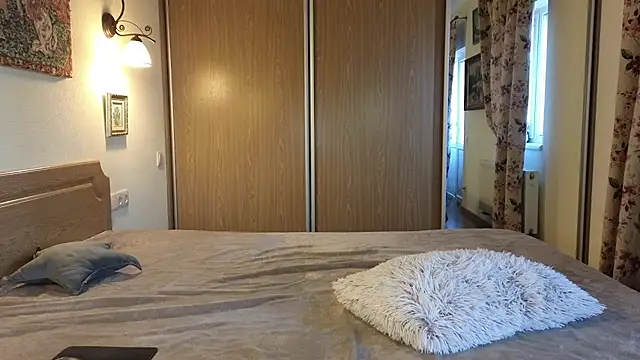 Tutti Frutt1s online show from 04/12/26, 05:00