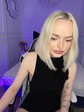 Snapshot of horny_blondiee chatting on 03/08/25, 08:44 horny blondiee online show from 03/08/25, 08:44