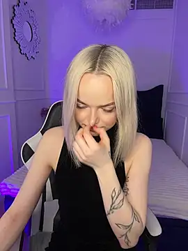 Snapshot of horny_blondiee chatting on 03/06/25, 08:30 horny blondiee online show from 03/06/25, 08:30
