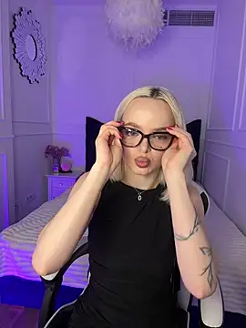 Snapshot of horny_blondiee chatting on 03/10/25, 08:28 horny blondiee online show from 03/10/25, 08:28