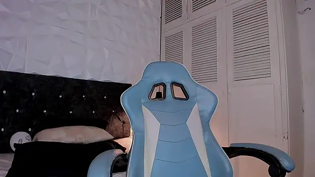 Snapshot of Emma_dl2 chatting on 03/22/25, 08:37 Emma dl2 online show from 03/22/25, 08:37