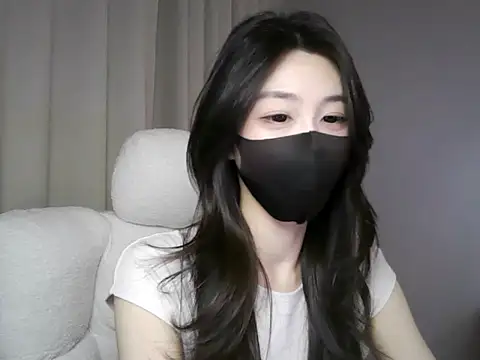 xiaxia-baby  online show from 11/26/25, 07:47