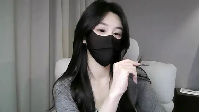 xiaxia-baby  online show from 12/17/25, 04:56