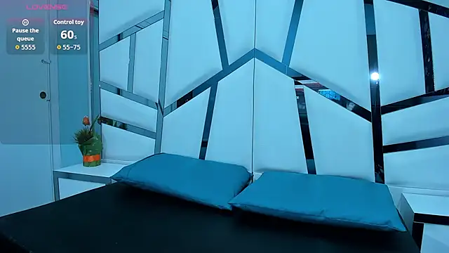 Lucy White   online show from 11/05/25, 07:39