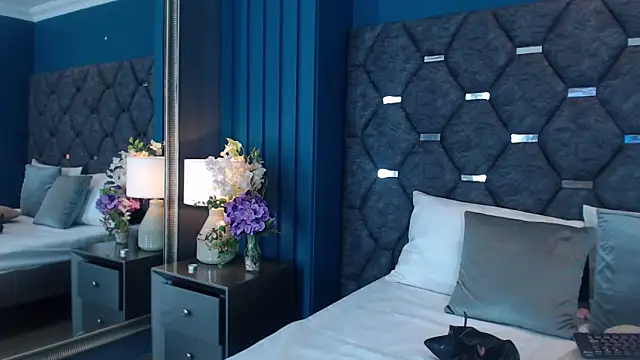 VanessaGlenn online show from 10/31/25, 03:19