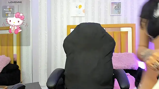 Snapshot of pettit_courtny chatting on 09/23/25, 11:12 pettit courtny online show from 09/23/25, 11:12