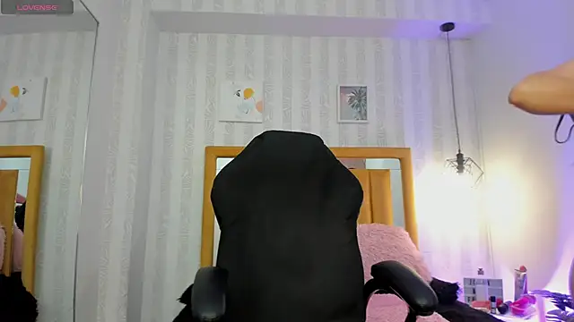 Snapshot of pettit_courtny chatting on 09/30/25, 08:04 pettit courtny online show from 09/30/25, 08:04