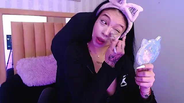 Snapshot of pettit_courtny chatting on 10/31/25, 01:08 pettit courtny online show from 10/31/25, 01:08