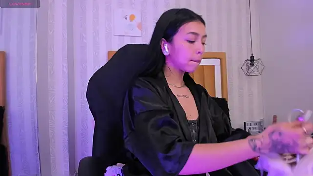 Snapshot of pettit_courtny chatting on 10/10/25, 09:04 pettit courtny online show from 10/10/25, 09:04