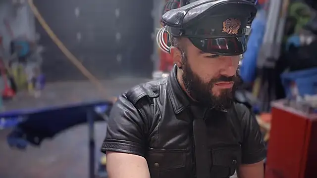 Snapshot of leatherpupmtl chatting on 10/24/25, 08:35 leatherpupmtl online show from 10/24/25, 08:35