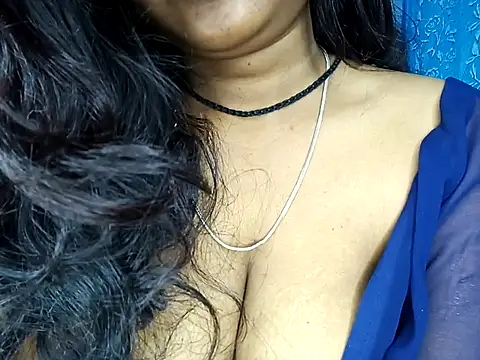 Snapshot of Muktha chatting on 11/07/25, 03:33 Muktha online show from 11/07/25, 03:33