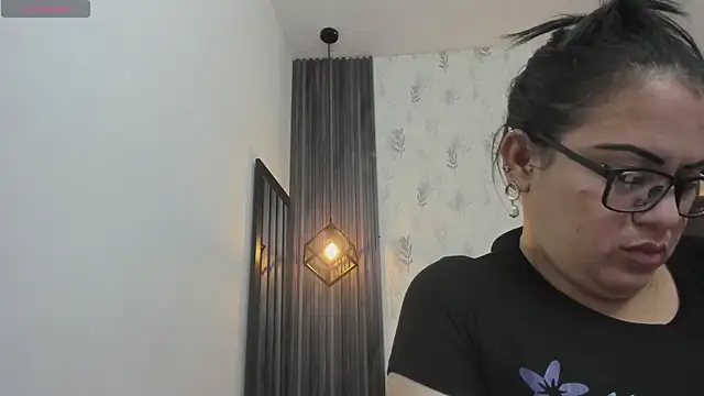 Snapshot of brigittemiller chatting on 12/17/25, 04:23 brigittemiller online show from 12/17/25, 04:23