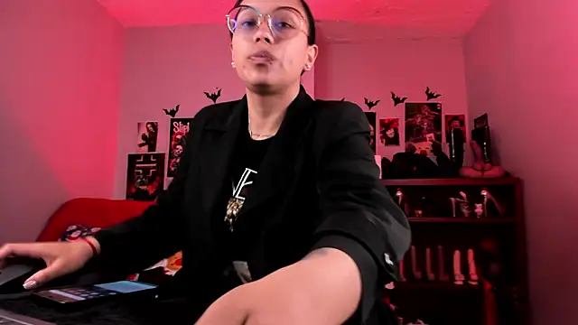 lilith-deveraux online show from 12/17/25, 01:49