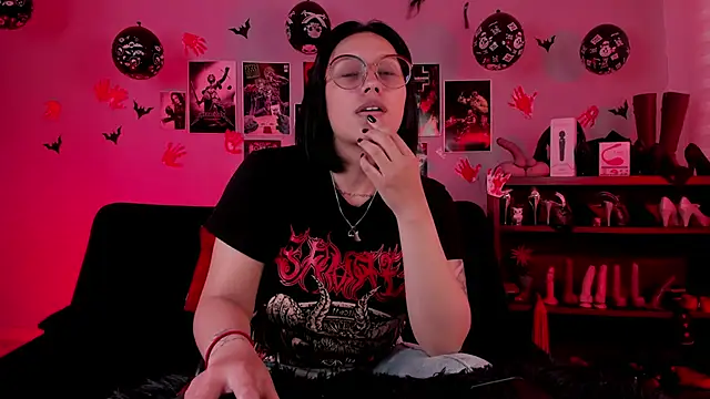 lilith-deveraux online show from 11/18/25, 02:42