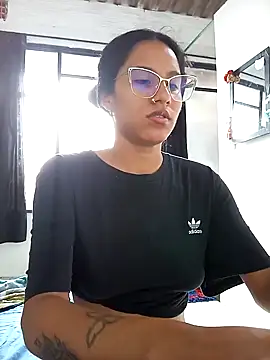 Snapshot of Karii-R chatting on 10/18/25, 04:20 Karii-R online show from 10/18/25, 04:20