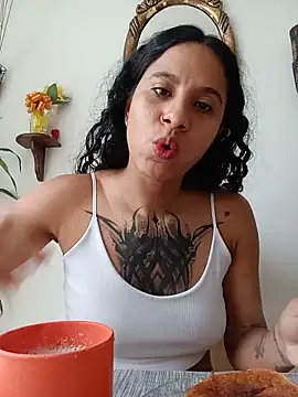 Snapshot of Karii-R chatting on 05/15/26, 02:04 Karii-R online show from 05/15/26, 02:04