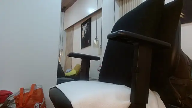 Snapshot of virtual_charm chatting on 10/01/25, 12:31 virtual charm online show from 10/01/25, 12:31