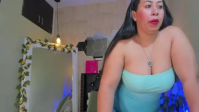 Snapshot of Fransheska-mon chatting on 06/21/26, 01:17 Fransheska-mon online show from 06/21/26, 01:17