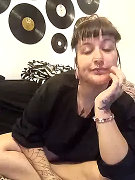 Snapshot of SweetPivoinee chatting on 12/05/24, 06:28 SweetPivoinee online show from 12/05/24, 06:28