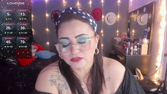 Snapshot of Ivonnee__ chatting on 03/23/25, 06:58 Ivonnee online show from 03/23/25, 06:58