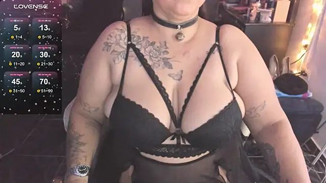 Snapshot of Ivonnee__ chatting on 02/13/25, 05:37 Ivonnee online show from 02/13/25, 05:37
