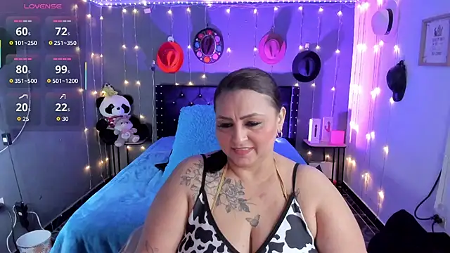 Ivonnee   online show from 11/30/25, 12:00