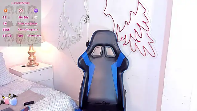 Snapshot of KimRusso_ chatting on 12/06/24, 12:44 KimRusso online show from 12/06/24, 12:44