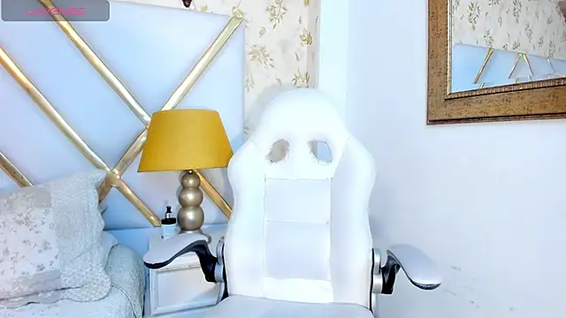 Snapshot of KimRusso_ chatting on 12/20/24, 01:00 KimRusso online show from 12/20/24, 01:00