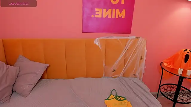 KetrinWhite online show from 10/25/25, 01:27