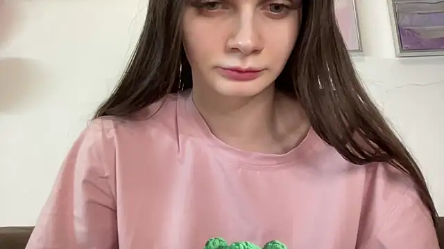 Snapshot of Effi_18 chatting on 02/05/25, 10:44 Effi 18 online show from 02/05/25, 10:44