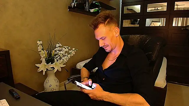 Snapshot of MateoBenjaminX chatting on 03/18/25, 05:01 MateoBenjaminX online show from 03/18/25, 05:01