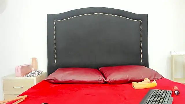 Snapshot of Zaray__ chatting on 07/31/26, 02:47 Zaray online show from 07/31/26, 02:47