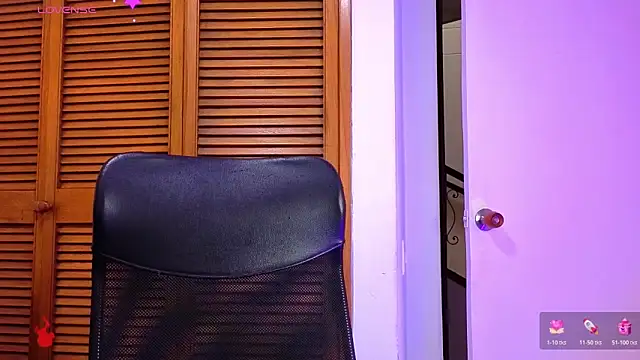 Snapshot of Dylanstonne chatting on 11/25/25, 08:42 Dylanstonne online show from 11/25/25, 08:42