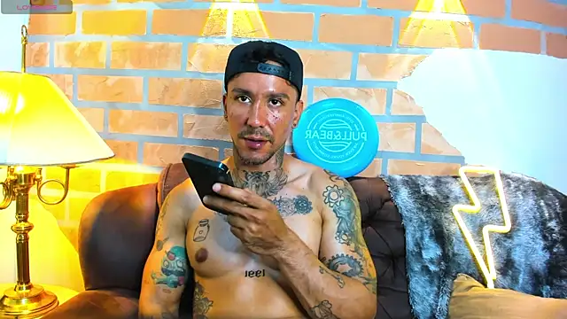 Snapshot of Dylanstonne chatting on 03/12/25, 08:41 Dylanstonne online show from 03/12/25, 08:41