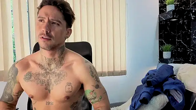 Snapshot of Dylanstonne chatting on 12/15/25, 06:03 Dylanstonne online show from 12/15/25, 06:03