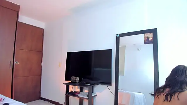 Aleja arango1 online show from 05/01/26, 03:50