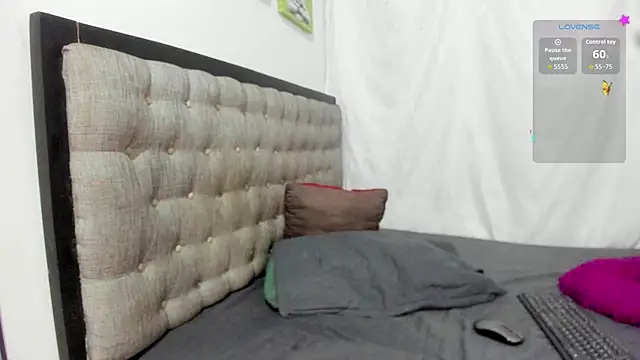 emi henao online show from 11/11/25, 12:22