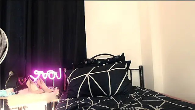 Snapshot of Nathalie_Heartxoxo69 chatting on 02/27/26, 05:18 Nathalie Heartxoxo69 online show from 02/27/26, 05:18