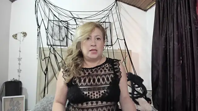 Snapshot of MonyCassius chatting on 10/15/25, 12:02 MonyCassius online show from 10/15/25, 12:02