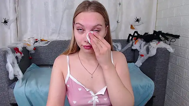 bellaa love  online show from 10/29/25, 12:20