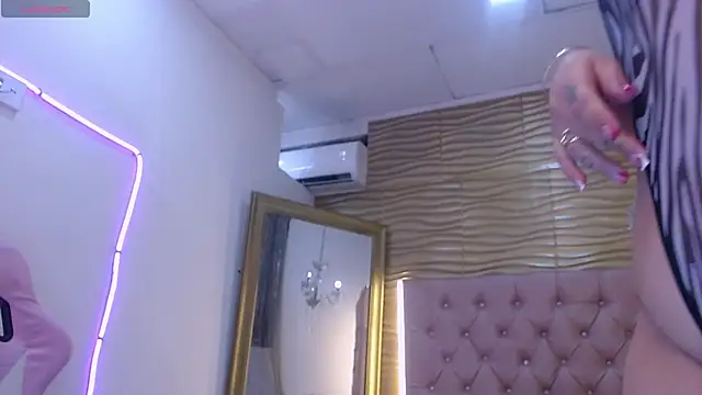 Snapshot of SashaDurante chatting on 09/25/25, 12:11 SashaDurante online show from 09/25/25, 12:11