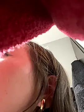 Im Valen Cute online show from 11/11/25, 07:25