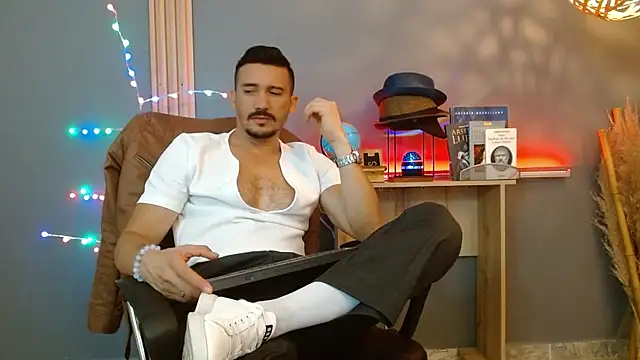 Snapshot of Reiko_85_ chatting on 02/20/26, 02:41 Reiko 85 online show from 02/20/26, 02:41