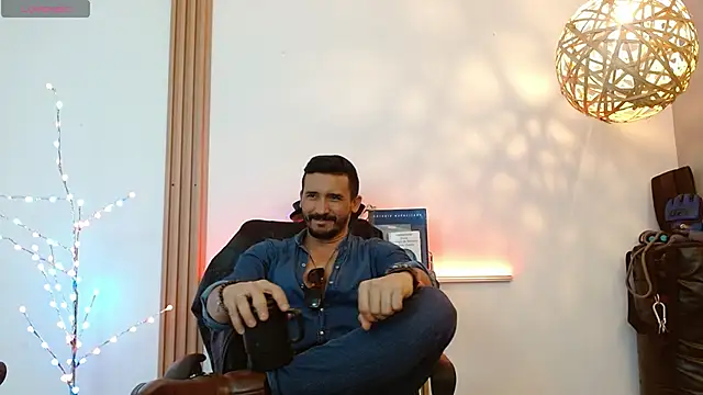 Snapshot of Reiko_85_ chatting on 01/17/26, 07:28 Reiko 85 online show from 01/17/26, 07:28