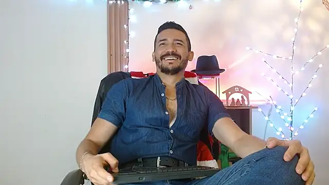 Snapshot of Reiko_85_ chatting on 12/19/25, 02:52 Reiko 85 online show from 12/19/25, 02:52